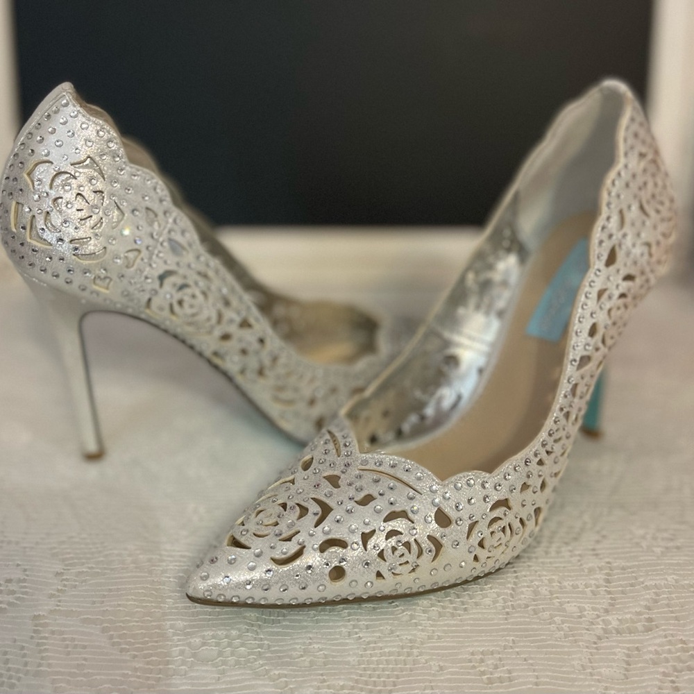 Sexy Betsy Johnson Emily rhinestone and laser cut white pumps